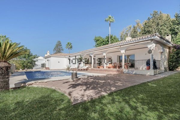 4-bedroom freehold villa in Estepona — photo 1 of 5