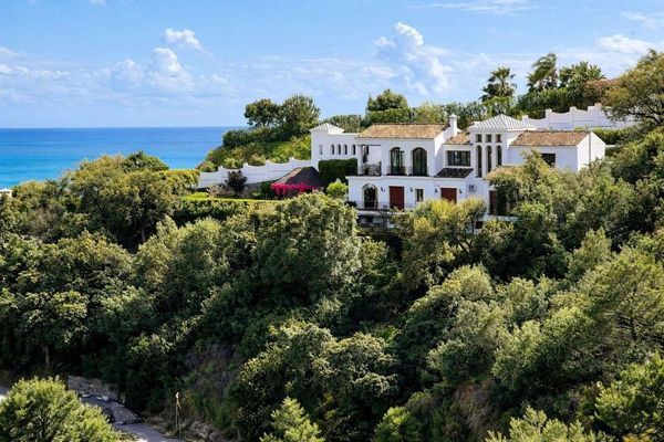 4-bedroom freehold villa in Benahavís — photo 1 of 5
