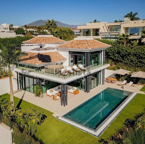 4-bedroom freehold villa in Marbella — photo 1 of 5