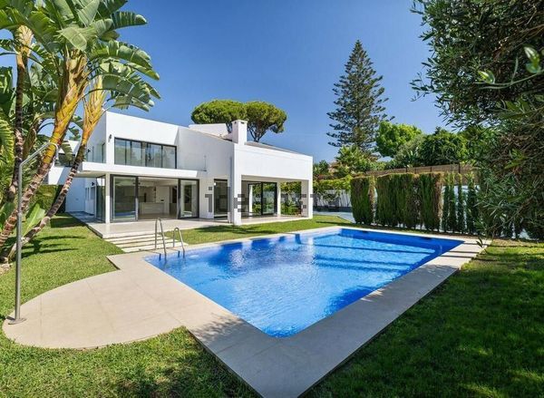 4-bedroom freehold villa in Marbella — photo 1 of 5