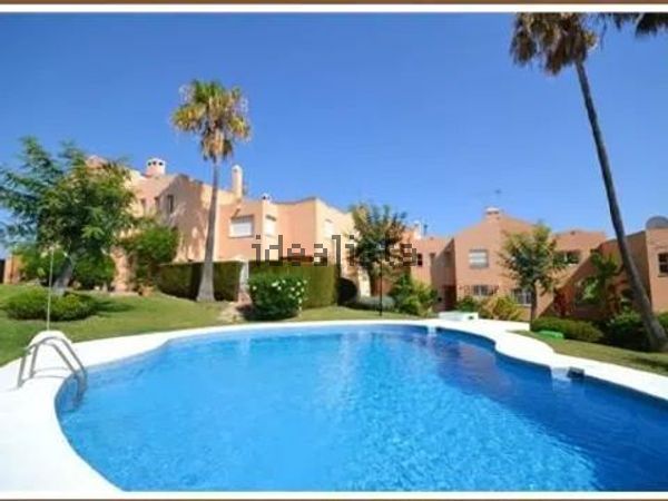 3-bedroom freehold villa in Estepona — photo 1 of 5