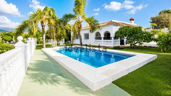 3-bedroom freehold villa in Estepona — photo 1 of 5