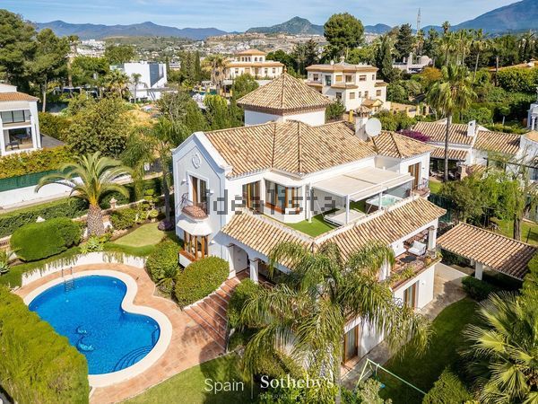 4-bedroom freehold villa in Estepona — photo 1 of 5