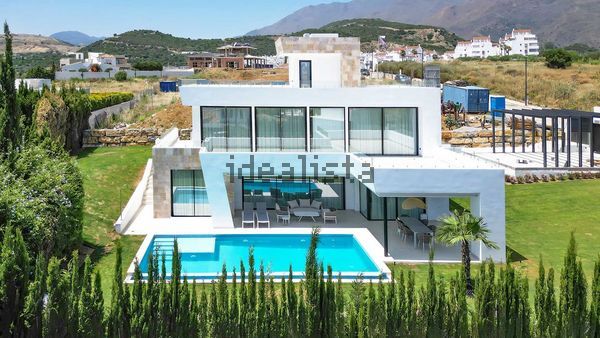 4-bedroom freehold villa in Estepona — photo 1 of 5