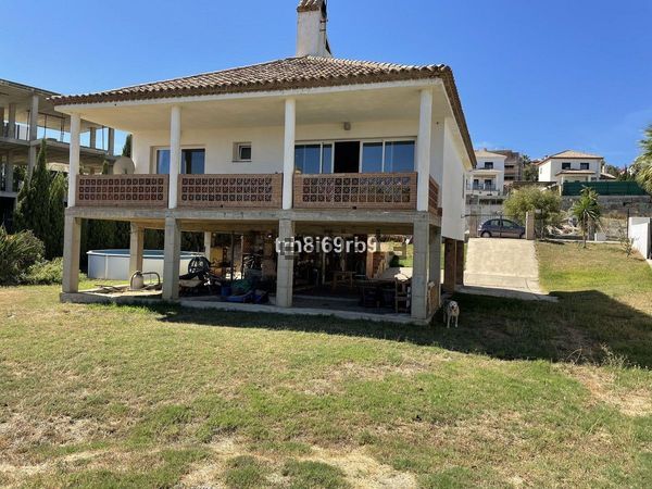 3-bedroom freehold villa in Estepona — photo 1 of 5