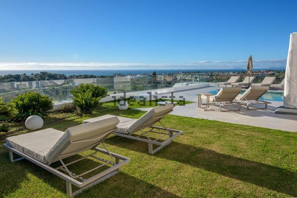 5-bedroom freehold villa in Estepona — photo 1 of 5