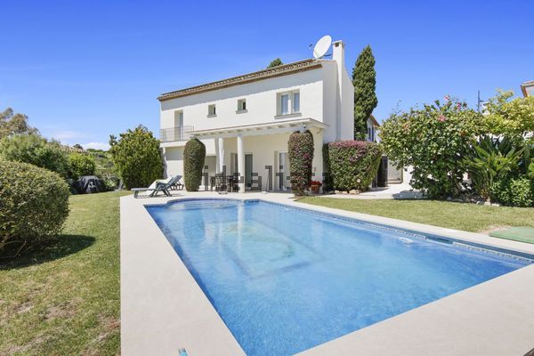 3-bedroom freehold villa in Estepona — photo 1 of 5
