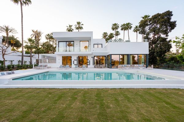 4-bedroom freehold villa in Estepona — photo 1 of 5