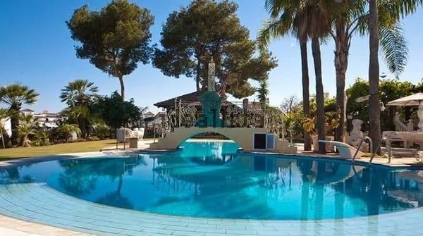 12-bedroom freehold villa in Marbella — photo 1 of 5