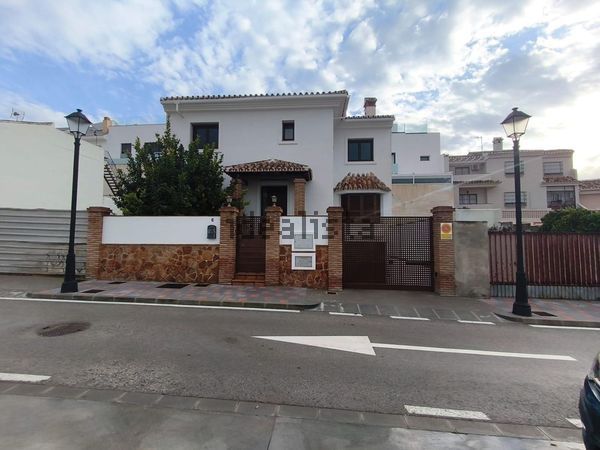 4-bedroom freehold villa in Fuengirola — photo 2 of 5