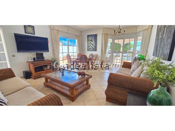 Detached house in Calle Islas Canarias, Antigua — image 4