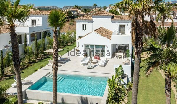 4-bedroom freehold villa in Casares — photo 2 of 5