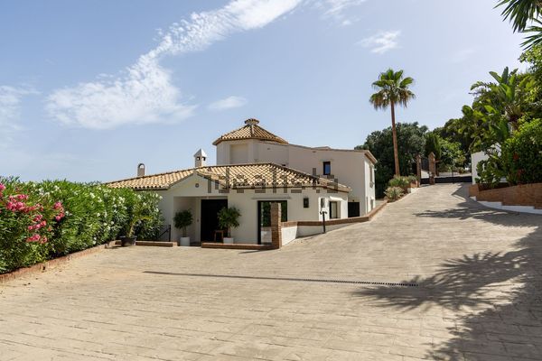 Detached house in Calle El Almendral, 251, Hacienda Las Chapas, Marbella — image 5