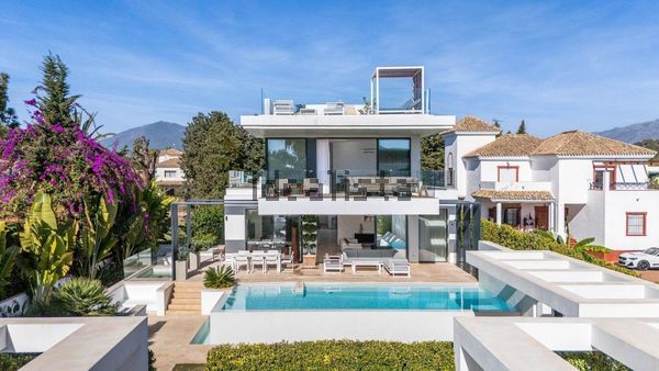 6-bedroom freehold villa in Estepona — photo 1 of 5