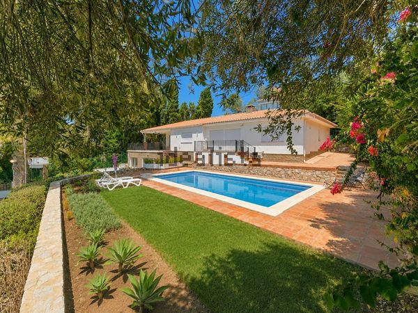 4-bedroom freehold villa in Marbella — photo 1 of 5