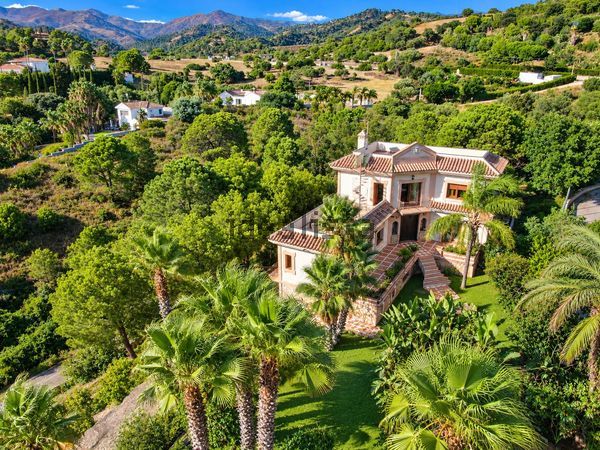 4-bedroom freehold villa in Estepona — photo 1 of 5