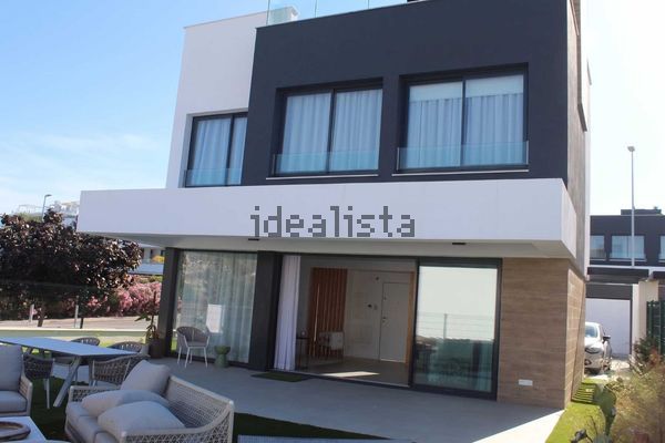 3-bedroom freehold villa in Estepona — photo 1 of 5