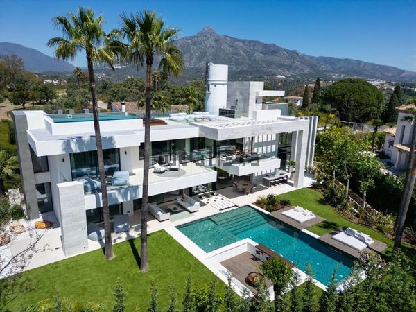 Detached house in Urbanización Atalaya Río Verde, La Dama de Noche-La Alzambra, Marbella — image 3