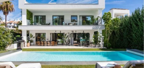 5-bedroom freehold villa in Marbella — photo 1 of 5