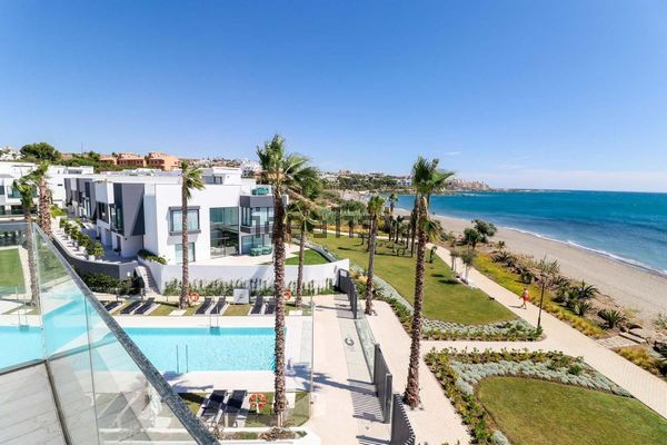 3-bedroom freehold villa in Estepona — photo 1 of 5
