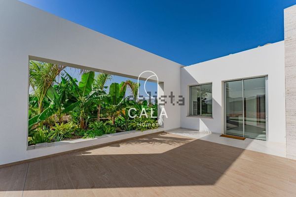 5-bedroom freehold villa in Adeje — photo 2 of 5