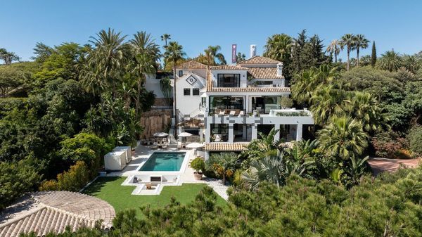6-bedroom freehold villa in Marbella — photo 1 of 5