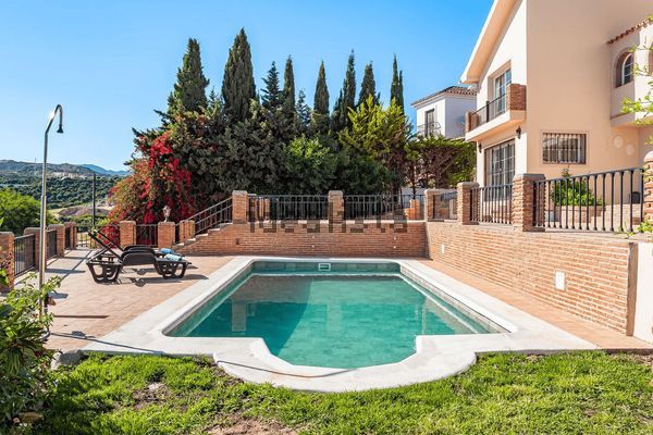 4-bedroom freehold villa in Estepona — photo 2 of 5