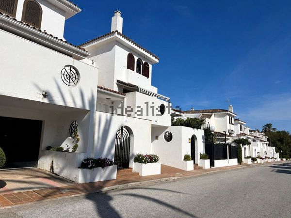 3-bedroom freehold villa in Estepona — photo 1 of 5