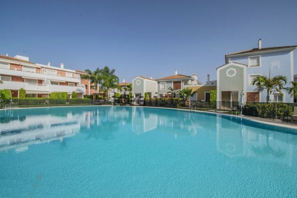 3-bedroom freehold villa in Estepona — photo 1 of 5
