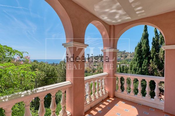 5-bedroom freehold villa in Málaga — photo 1 of 5