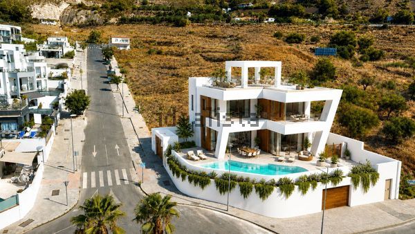 5-bedroom freehold villa in Nerja — photo 1 of 2