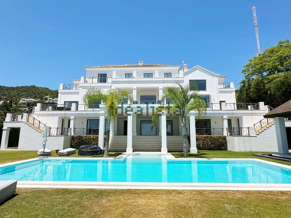 5-bedroom freehold villa in Benahavís — photo 1 of 5