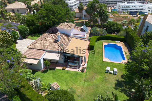 4-bedroom freehold villa in Estepona — photo 1 of 5