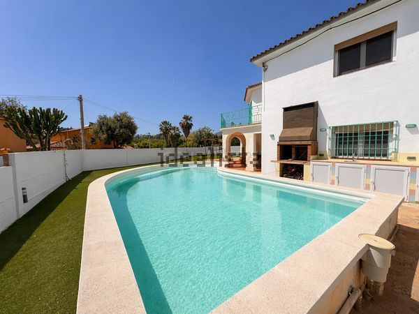 4-bedroom freehold villa in Málaga — photo 1 of 5