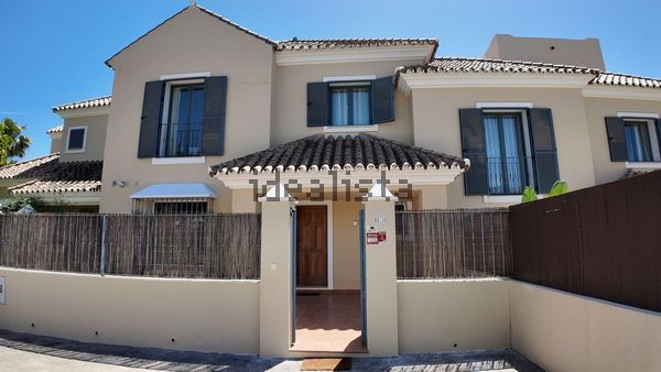 4-bedroom freehold villa in Benahavís — photo 2 of 5