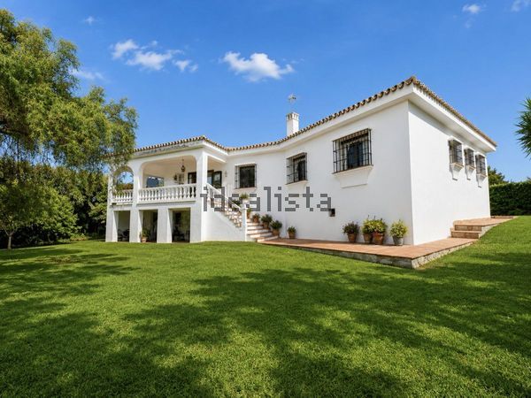 3-bedroom freehold villa in Estepona — photo 1 of 5