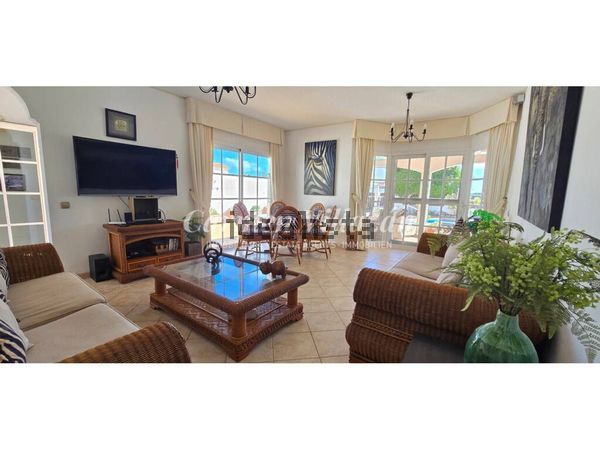 Detached house in Calle Islas Canarias, Antigua — image 3