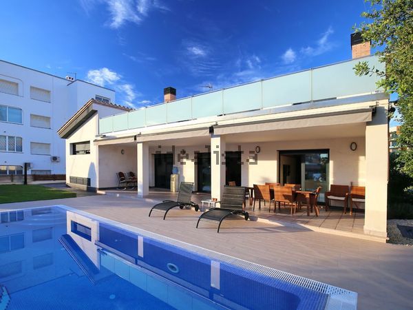 Detached house in Calle Cap de la Gola, Santa Margarida, Roses — image 5