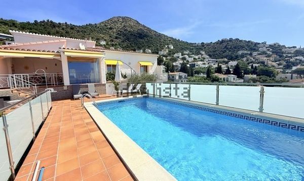 5-bedroom freehold villa in Roses — photo 3 of 5
