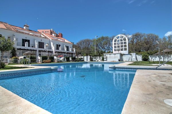 4-bedroom freehold villa in Fuengirola — photo 1 of 2