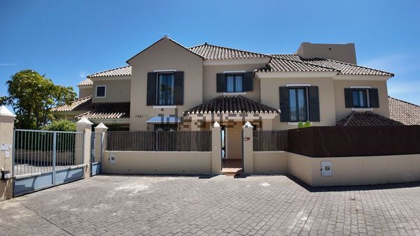 4-bedroom freehold villa in Benahavís — photo 1 of 5