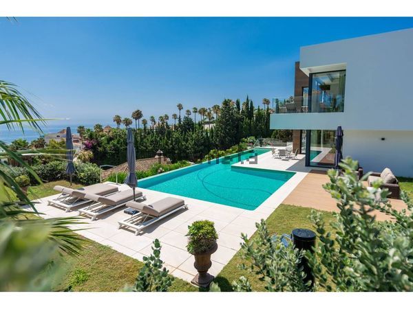5-bedroom freehold villa in Manilva — photo 1 of 5