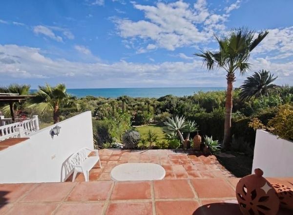 3-bedroom freehold villa in Estepona — photo 2 of 5