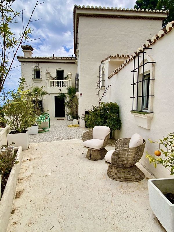 Detached house in Calle Washington, Altos de Estepona, Estepona — image 3