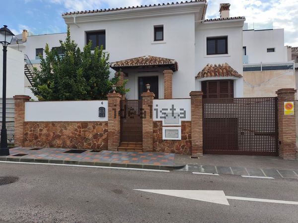 4-bedroom freehold villa in Fuengirola — photo 1 of 5