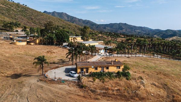 5-bedroom freehold villa in Mijas — photo 1 of 5