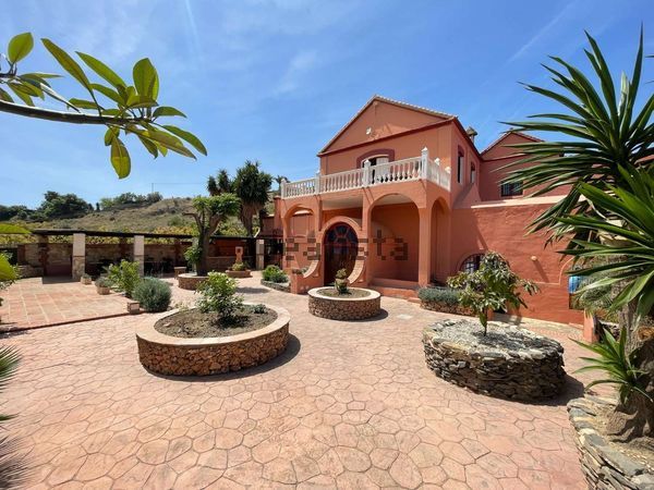 4-bedroom freehold villa in Nerja — photo 2 of 5