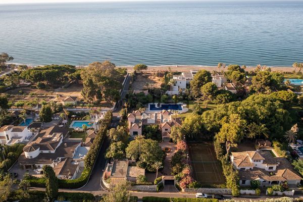 6-bedroom freehold villa in Estepona — photo 1 of 5