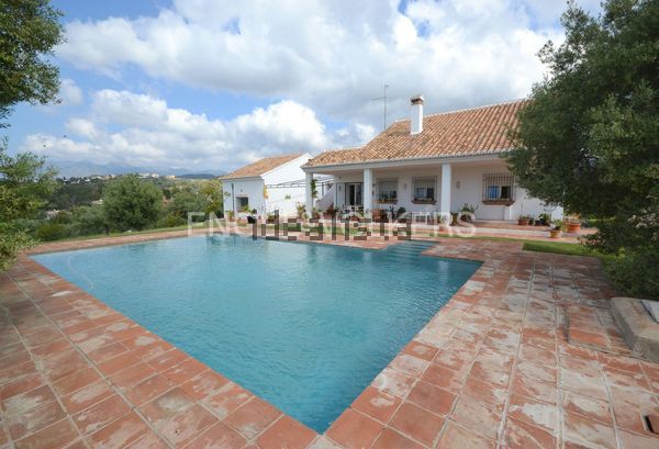 4-bedroom freehold villa in Marbella — photo 1 of 5