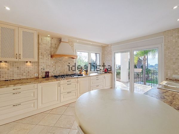 4-bedroom freehold villa in Estepona — photo 3 of 5